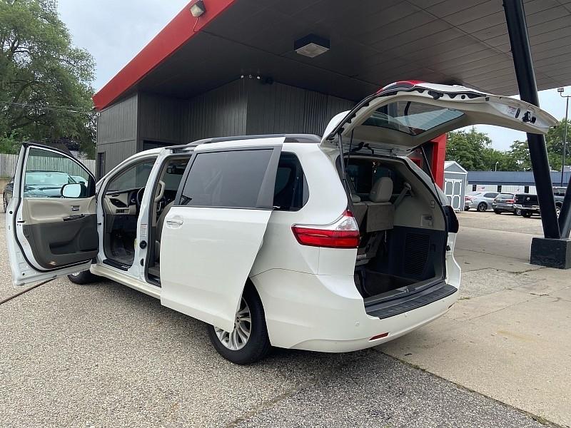 Toyota Sienna Limited Premium 7-Passenger 2017