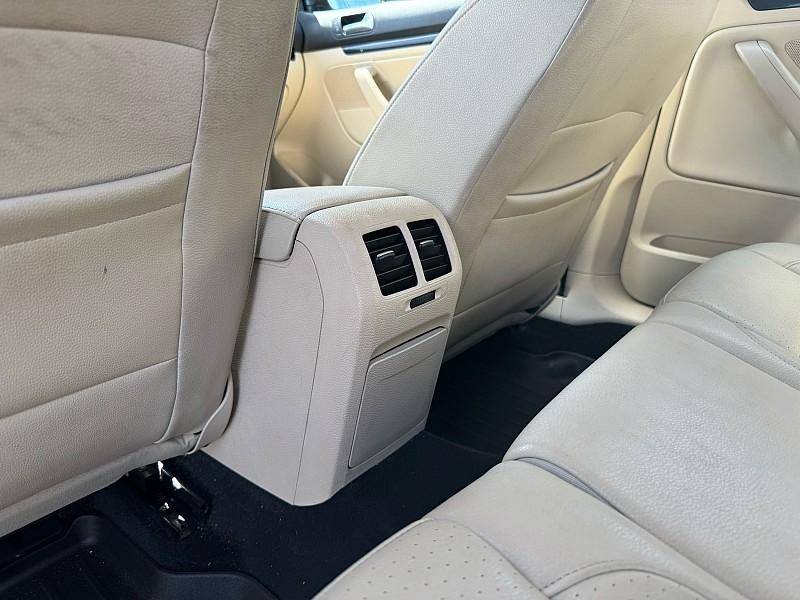 Volkswagen Jetta SportWagen 2.0L TDI 2011