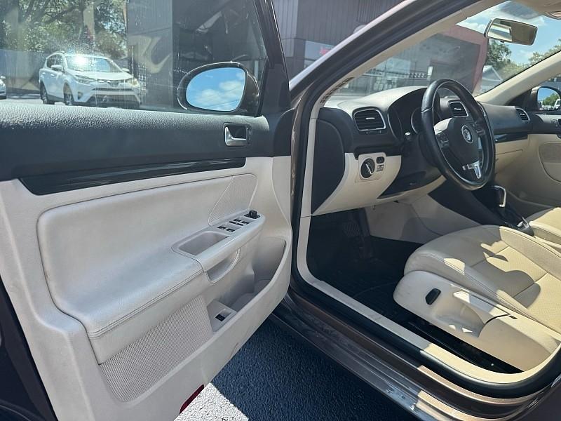 Volkswagen Jetta SportWagen 2.0L TDI 2011