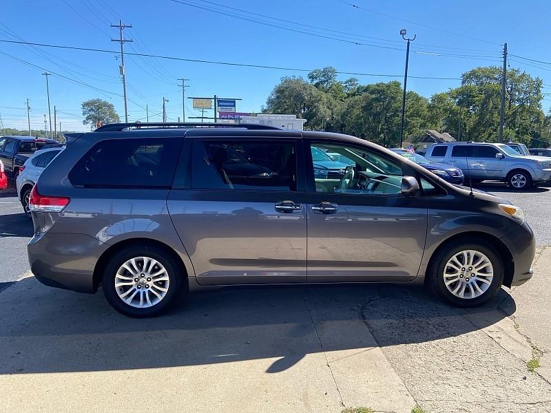 Toyota Sienna XLE FWD Mobility Access 7-Passenger V6 2012