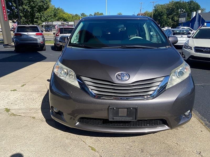 Toyota Sienna XLE FWD Mobility Access 7-Passenger V6 2012