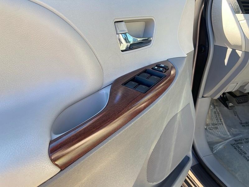 Toyota Sienna XLE FWD Mobility Access 7-Passenger V6 2012
