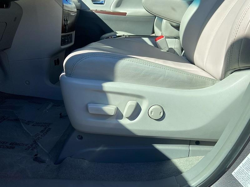 Toyota Sienna XLE FWD Mobility Access 7-Passenger V6 2012