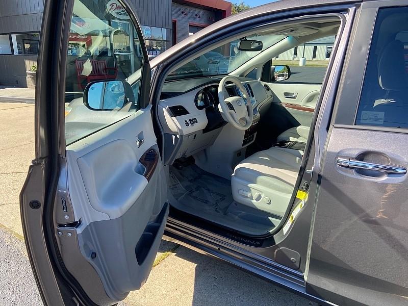 Toyota Sienna XLE FWD Mobility Access 7-Passenger V6 2012