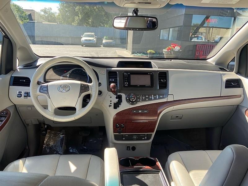 Toyota Sienna XLE FWD Mobility Access 7-Passenger V6 2012