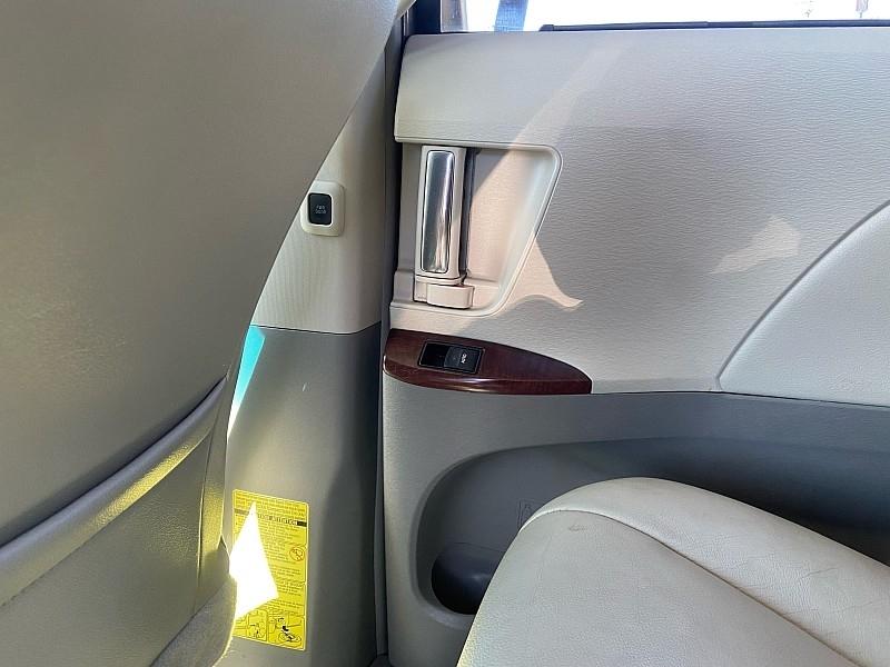 Toyota Sienna XLE FWD Mobility Access 7-Passenger V6 2012
