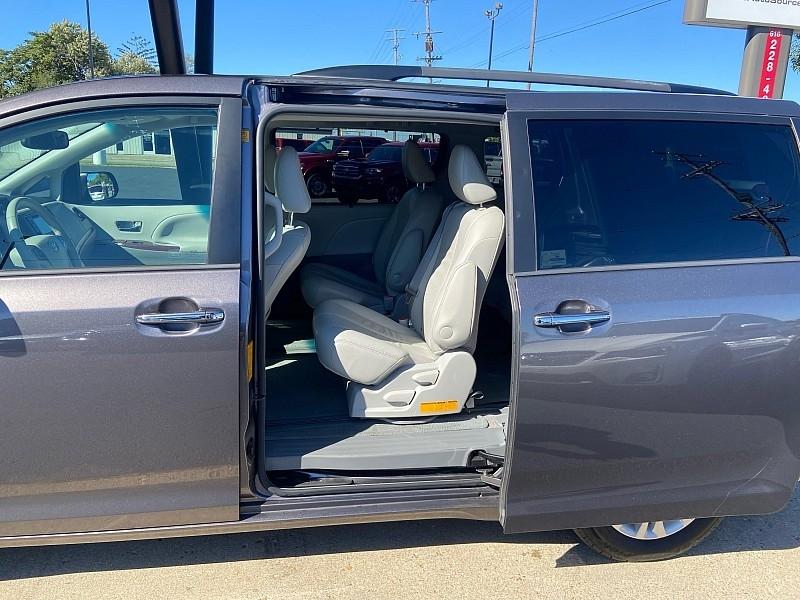 Toyota Sienna XLE FWD Mobility Access 7-Passenger V6 2012