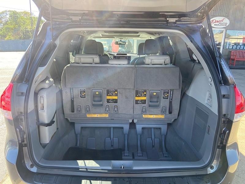Toyota Sienna XLE FWD Mobility Access 7-Passenger V6 2012