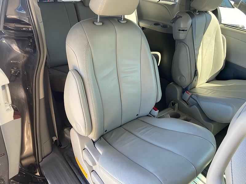Toyota Sienna XLE FWD Mobility Access 7-Passenger V6 2012