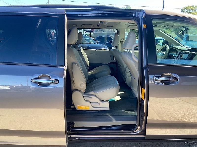 Toyota Sienna XLE FWD Mobility Access 7-Passenger V6 2012