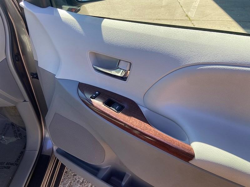 Toyota Sienna XLE FWD Mobility Access 7-Passenger V6 2012