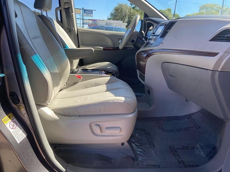 Toyota Sienna XLE FWD Mobility Access 7-Passenger V6 2012