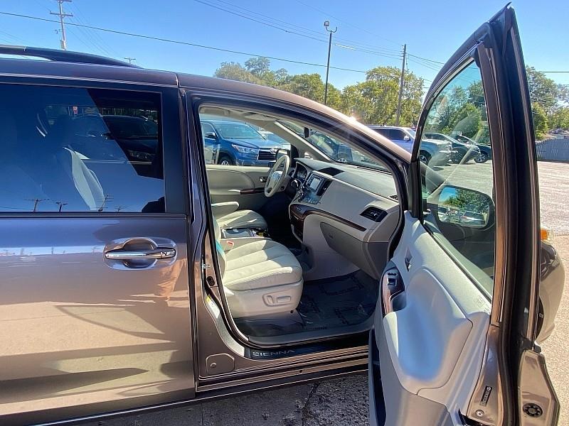 Toyota Sienna XLE FWD Mobility Access 7-Passenger V6 2012