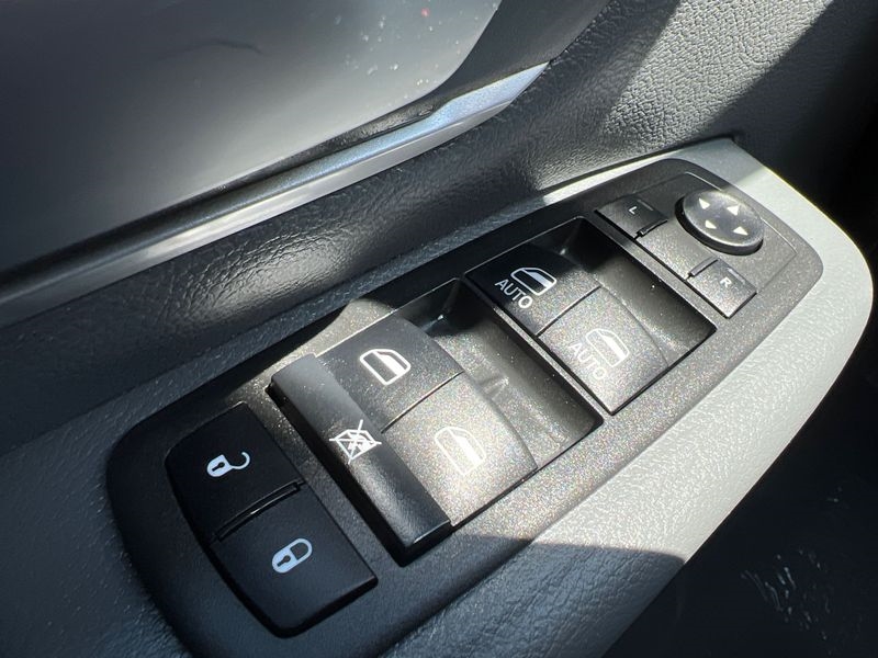 RAM 1500 Big Horn 4x4 Crew Cab 5'7" Box 2022