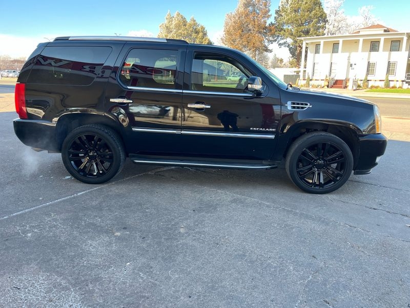 Cadillac Escalade AWD 4dr Luxury 2011