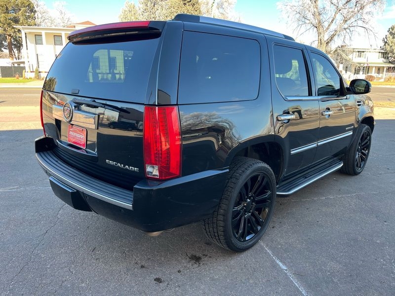 Cadillac Escalade AWD 4dr Luxury 2011