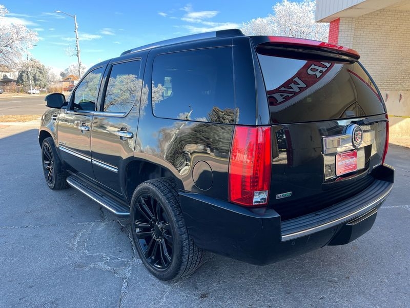 Cadillac Escalade AWD 4dr Luxury 2011