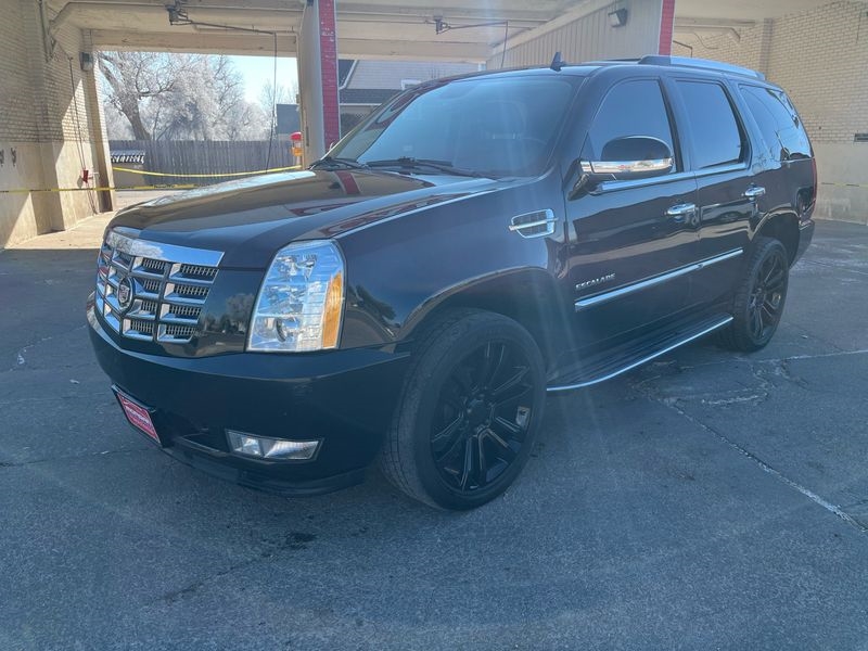 Cadillac Escalade AWD 4dr Luxury 2011