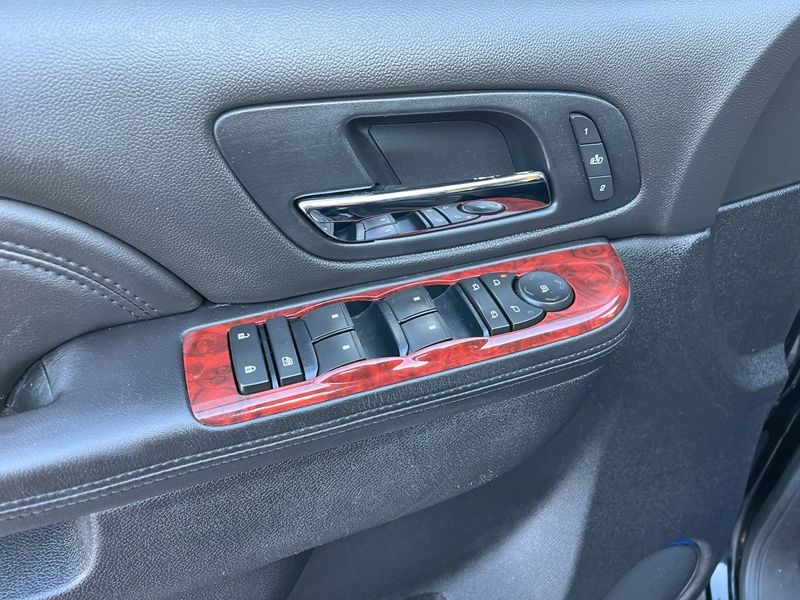 Cadillac Escalade AWD 4dr Luxury 2011