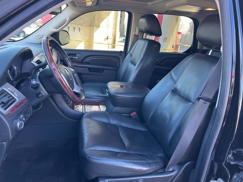 Cadillac Escalade AWD 4dr Luxury 2011