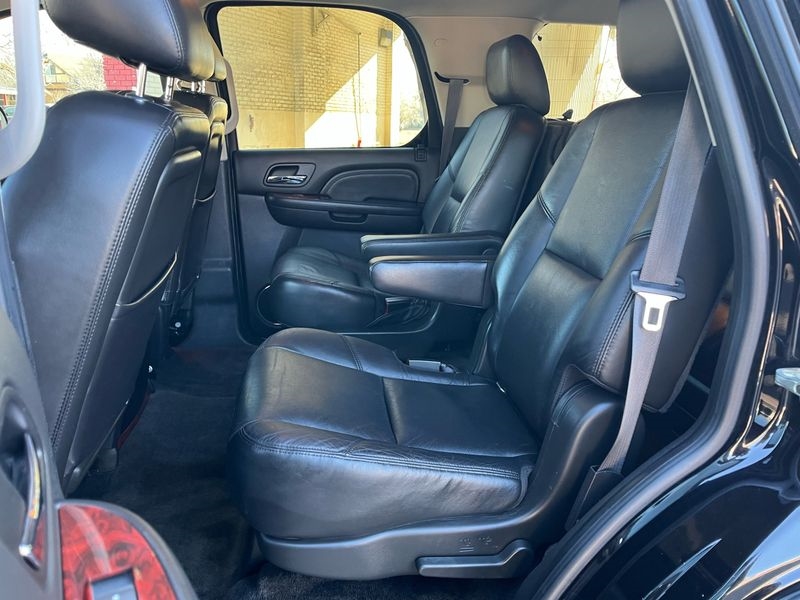 Cadillac Escalade AWD 4dr Luxury 2011