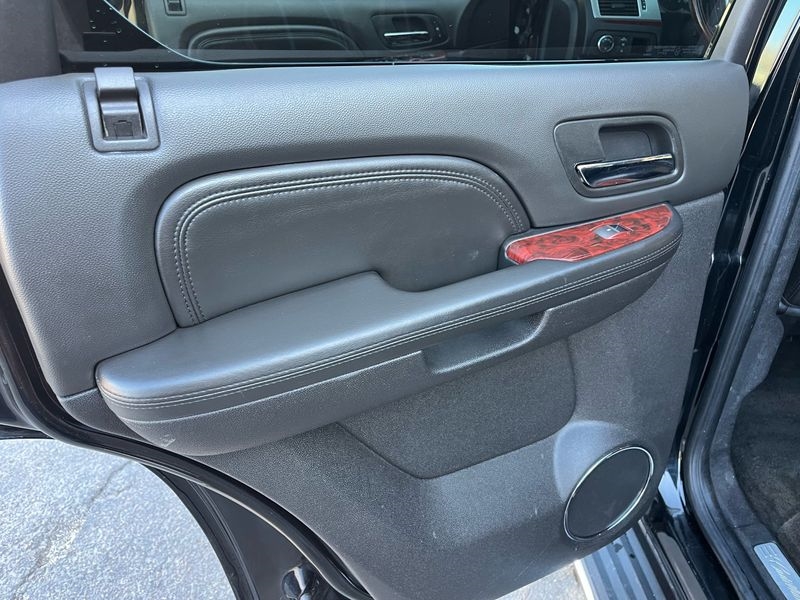 Cadillac Escalade AWD 4dr Luxury 2011