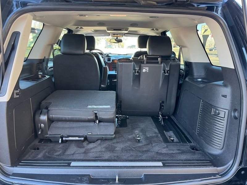 Cadillac Escalade AWD 4dr Luxury 2011