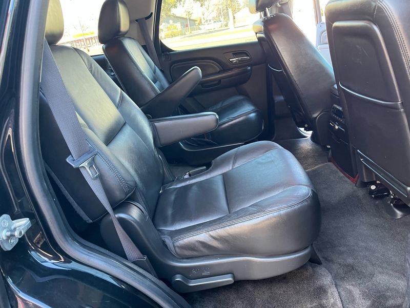 Cadillac Escalade AWD 4dr Luxury 2011