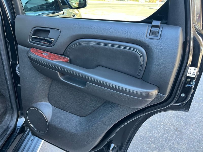 Cadillac Escalade AWD 4dr Luxury 2011