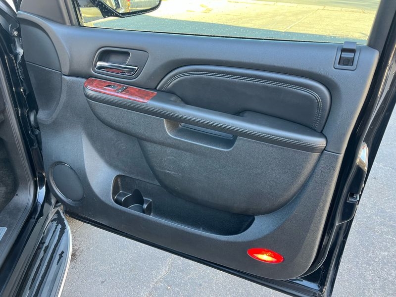 Cadillac Escalade AWD 4dr Luxury 2011