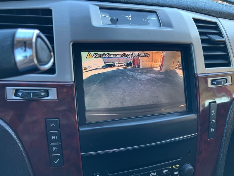 Cadillac Escalade AWD 4dr Luxury 2011