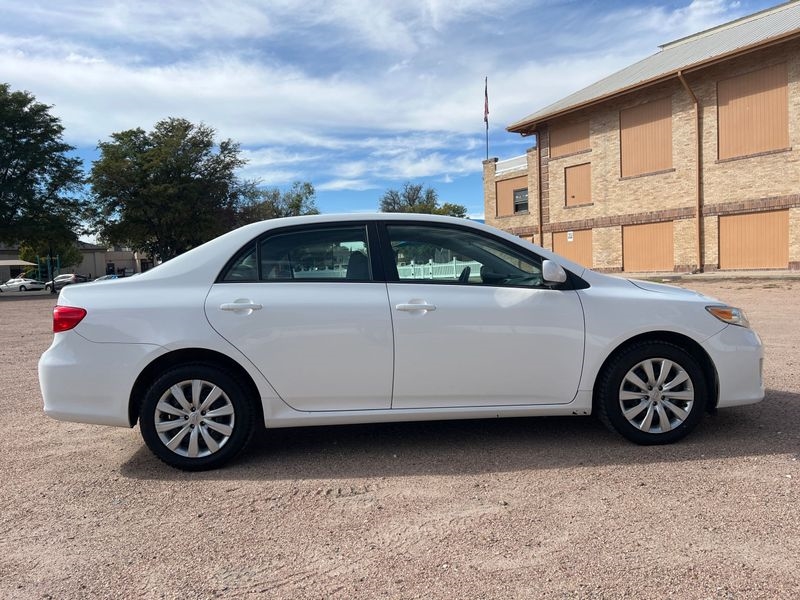 Toyota Corolla 4dr Sdn Auto LE (Natl) 2012