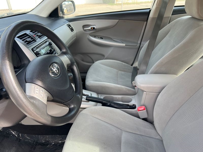 Toyota Corolla 4dr Sdn Auto LE (Natl) 2012