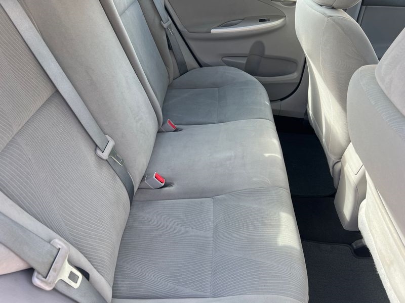 Toyota Corolla 4dr Sdn Auto LE (Natl) 2012