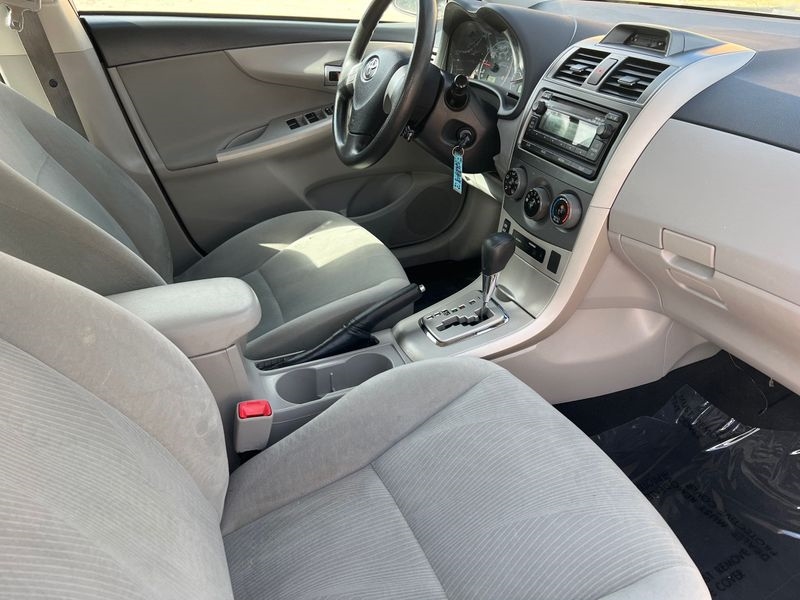 Toyota Corolla 4dr Sdn Auto LE (Natl) 2012