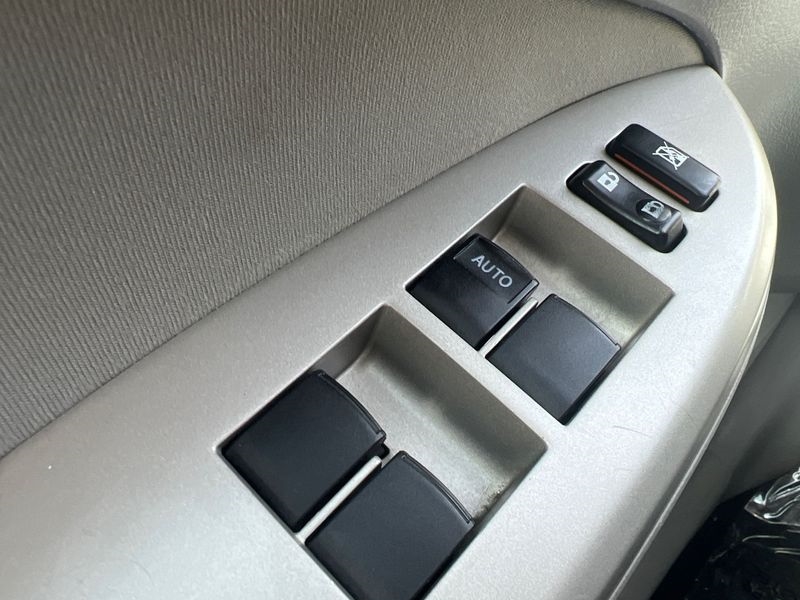 Toyota Corolla 4dr Sdn Auto LE (Natl) 2012