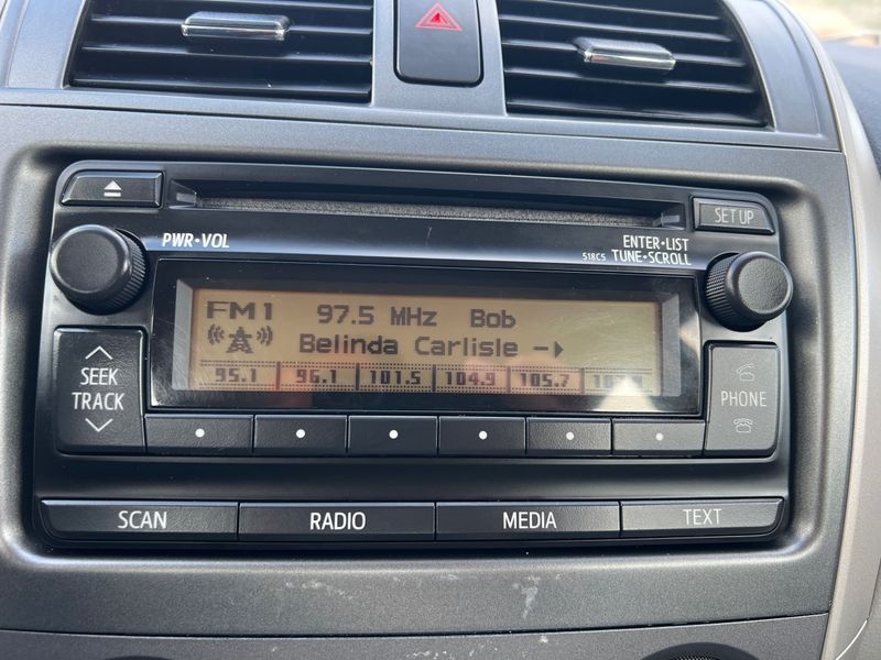 Toyota Corolla 4dr Sdn Auto LE (Natl) 2012