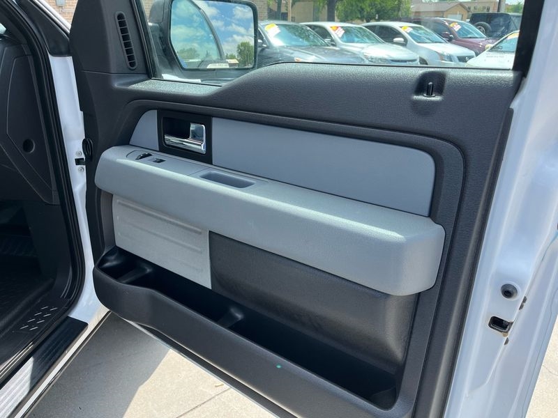 Ford F-150 4WD Reg Cab 145" XL w/HD Payload Pkg 2014