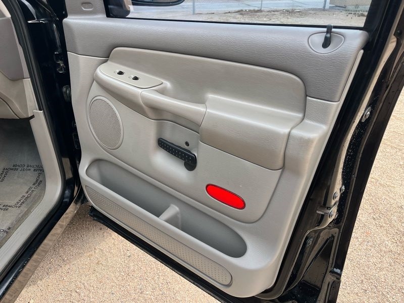 Dodge Ram 1500 4dr Quad Cab 140.5" WB 4WD SLT 2004