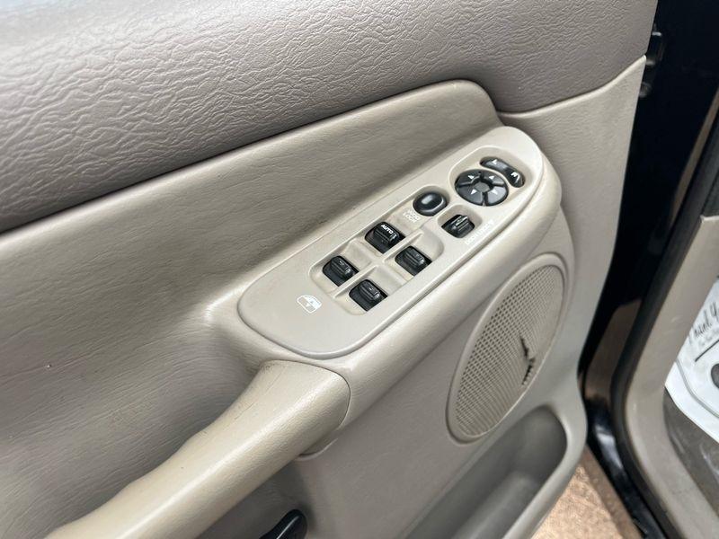 Dodge Ram 1500 4dr Quad Cab 140.5" WB 4WD SLT 2004