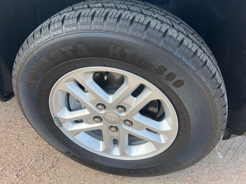 Jeep Grand Cherokee Laredo 4x4 2023