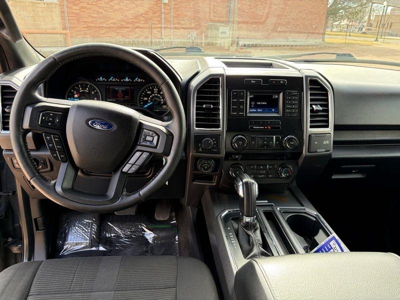 Ford F-150 4WD SuperCrew 145" Lariat 2016