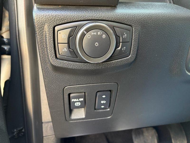 Ford F-150 4WD SuperCrew 145" Lariat 2016