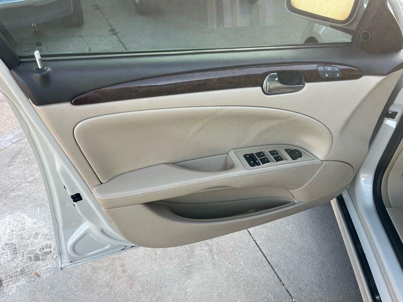 Buick Lucerne 4dr Sdn CXL 2011