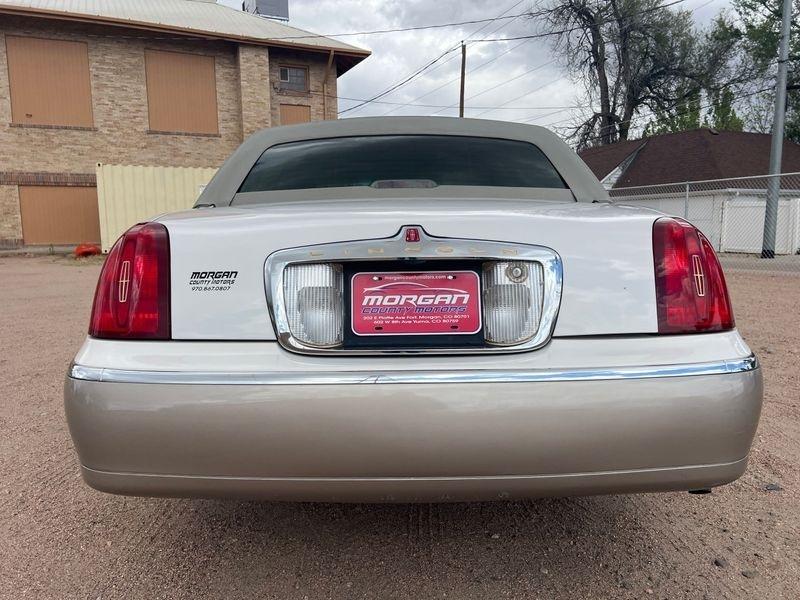 Lincoln Town Car 4dr Sdn Signature 2001