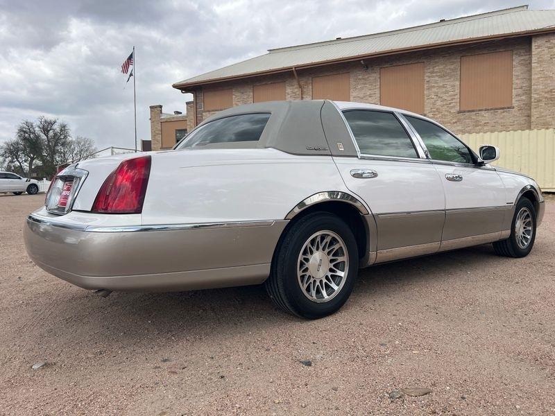 Lincoln Town Car 4dr Sdn Signature 2001