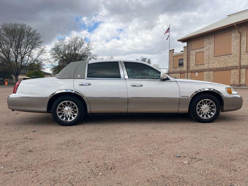 Lincoln Town Car 4dr Sdn Signature 2001