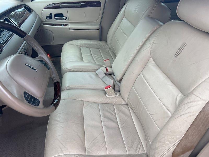 Lincoln Town Car 4dr Sdn Signature 2001