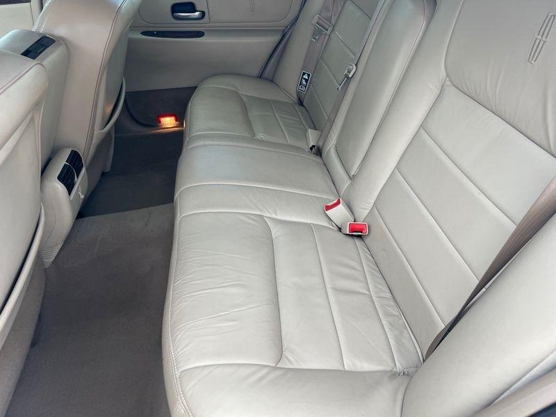Lincoln Town Car 4dr Sdn Signature 2001