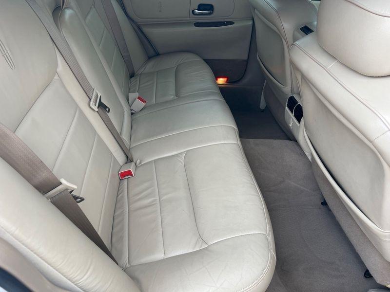 Lincoln Town Car 4dr Sdn Signature 2001